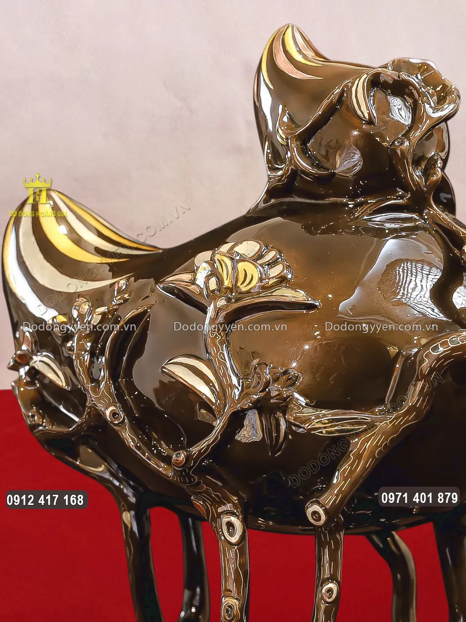 Th&acirc;n đỉnh l&agrave; tr&aacute;i đ&agrave;o lớn c&oacute; hoa, l&aacute; v&agrave; c&agrave;nh